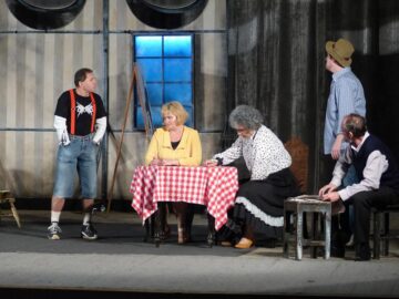Regizorul Dan Tudor și actorii Teatrului „Mihai Eminescu” Botoșani au adus la teatru peste 1.500 de spectatori suceveni