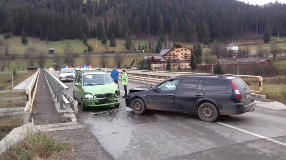 Podul de pe care a fost îmbrâncită fata și cele două mașini avariate