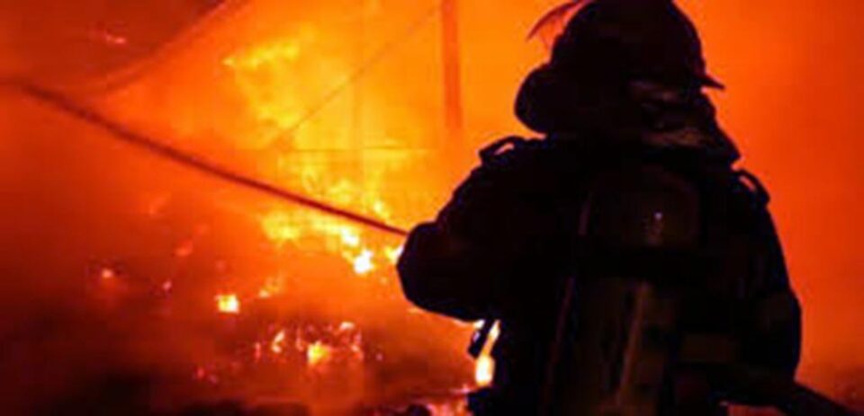 Două incendii au distrus o autoutilitară și anexele unei gospodării Două incendii au distrus o autoutilitară și anexele unei gospodării