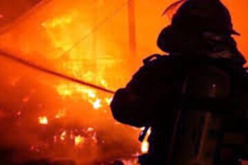 Două incendii au distrus o autoutilitară și anexele unei gospodării