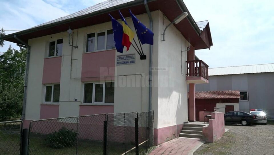 Autorii au tăiat cauciucurile celor două mașini la câțiva metri de clădirea în care polițiștii se aflau în timpul serviciului
