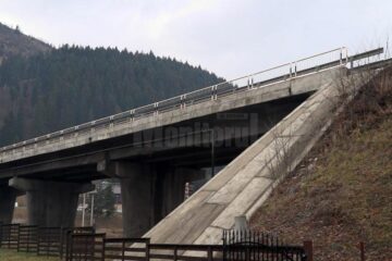 Tânărul s-a aruncat de pe pod, de la o diferență de nivel de aproximativ 8-9 metri