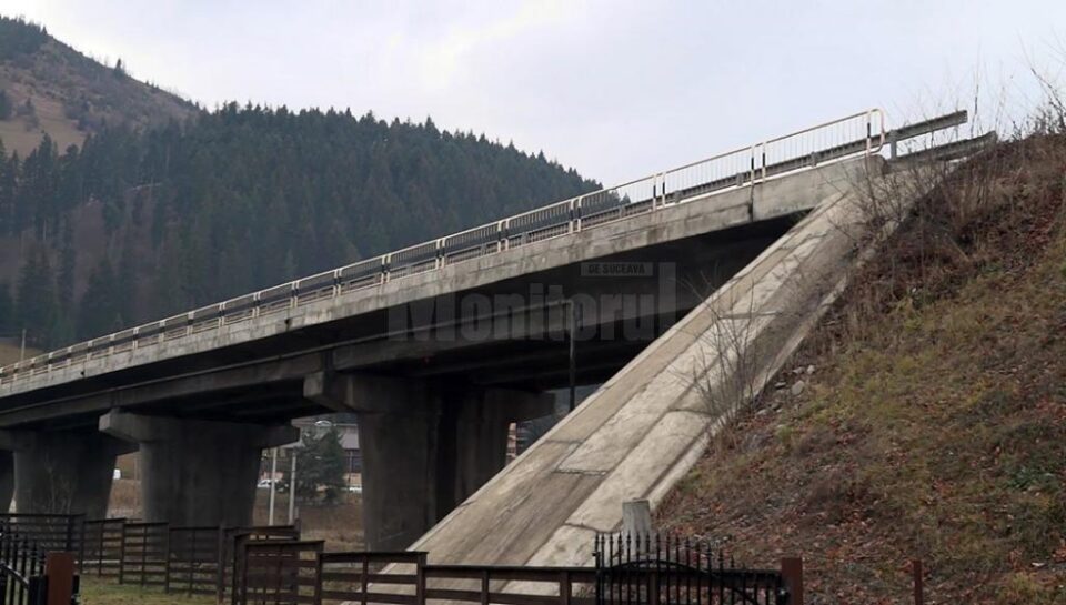 Tânărul s-a aruncat de pe pod, de la o diferență de nivel de aproximativ 8-9 metri