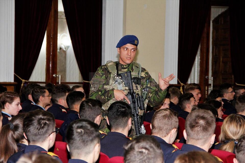 Reprezentanții Forțelor Navale „Mircea cel Bătrân” Constanța au vorbit cu elevii