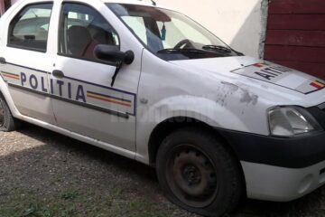 Polițiștii au găsit în curtea instituției patru roți sparte la autospeciala de poliție