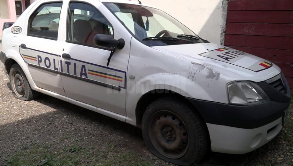 Polițiștii au găsit în curtea instituției patru roți sparte la autospeciala de poliție