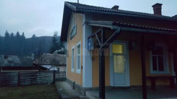 Mocănița Huțulca pleacă la drum din Gara Moldovița, o clădire istorică proaspăt renovată