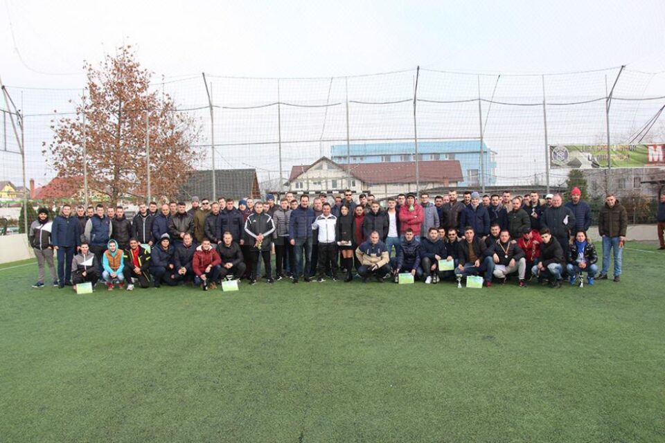 Fotografie de grup cu participanții la festivitatea de premiere