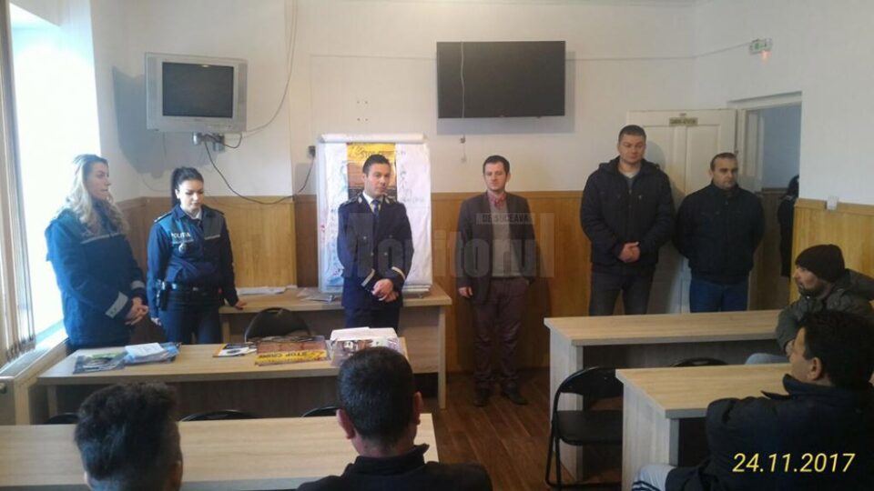 Polițiștii le-au prezentat migranților din centru noțiuni de legislație