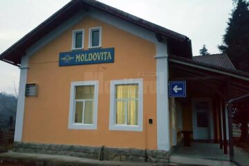 Proaspăt renovată, Gara Moldovița, o clădire ridicată înainte de anul 1900, îi așteaptă pe turiști