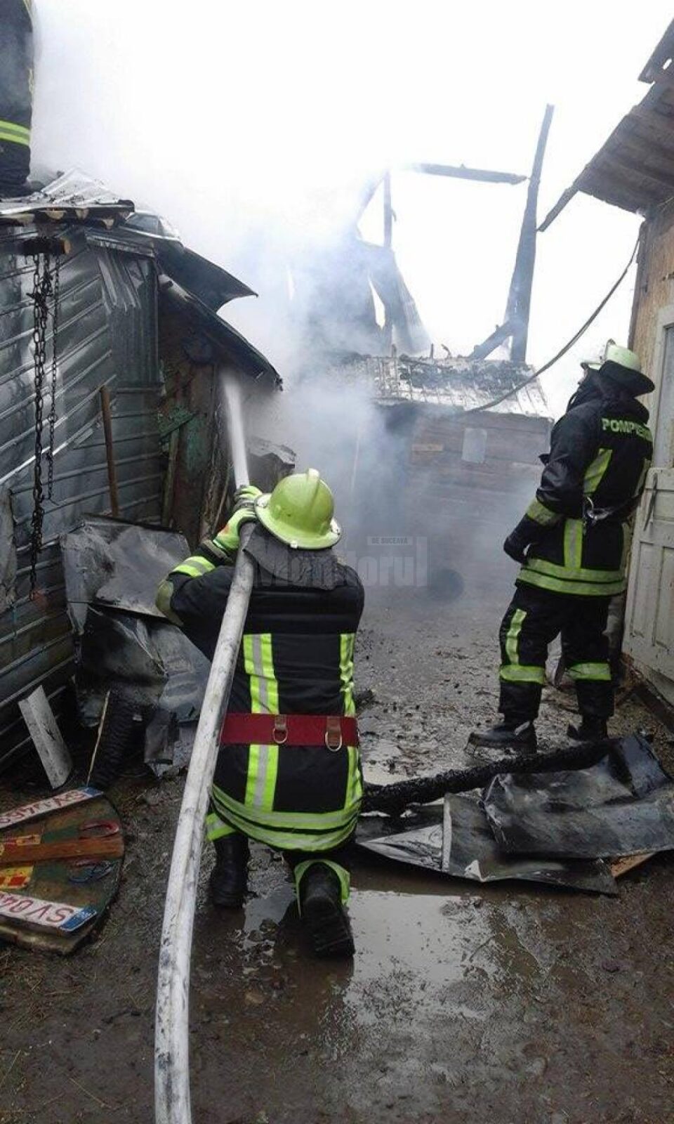 Flacarile au distrus acoperisul casei si anexele Flacarile au distrus acoperisul casei si anexele