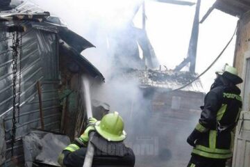 Flacarile au distrus acoperisul casei si anexele