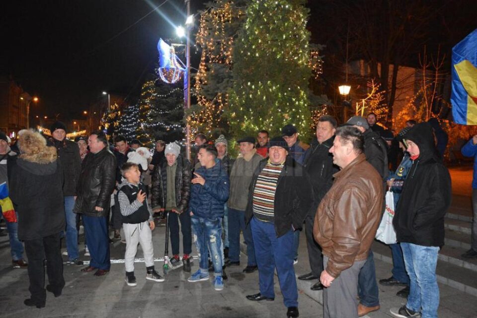 Mai puțin de 50 de persoane au fost aseară la protestul anti-PSD