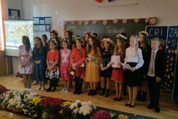 Crizanteme, culoare și poezie, la Școala Iaslovăț