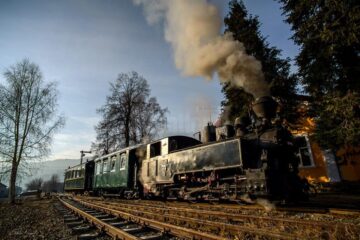 Mocănița cu vagoanele de epocă, așteptând turiștii la peronul Gării Moldovița - Foto Gabi Mireanu