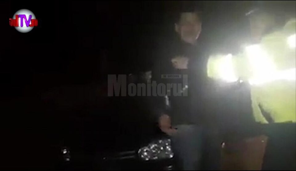 Unul dintre polițiști i-a dat o mână de ajutor pentru a nu cădea din nou