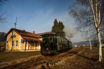 Mocănița Huțulca pleacă la drum din Gara Moldovița, o clădire istorică proaspăt renovată