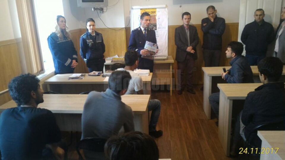 Polițiștii le-au prezentat migranților din centru noțiuni de legislație