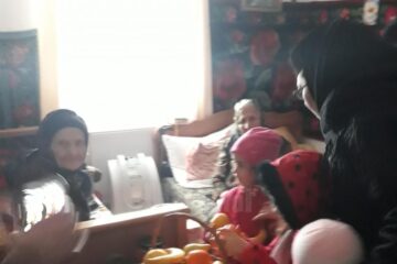 Preșcolari de la Fălticeni le-au donat fructe bătrânilor de la Căminul Buciumeni