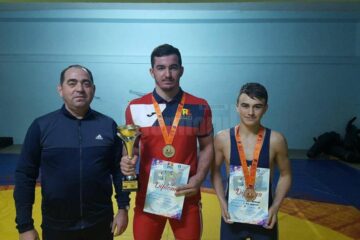 Antrenorul Valerică Gherasim alături de luptătorii Teodor Chira și Bogdan Pop