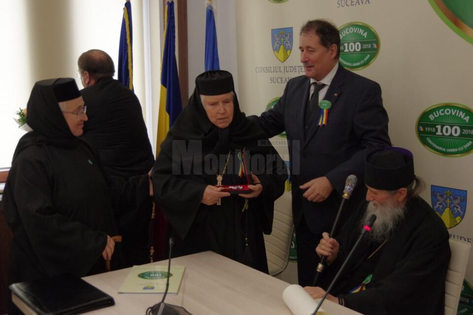 Maica stareță a Mănăstirii Voroneț, stavrofora Margareta-Irina Pântescu, a fost decorată astăzi cu ordinul național „Pentru Merit”