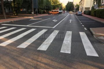 Accidentul a avut loc pe o trecere de pietoni de pe strada Scurtă