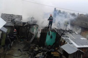 Incendiul de la Clit a distrus mai multe anexe ale gospodăriei