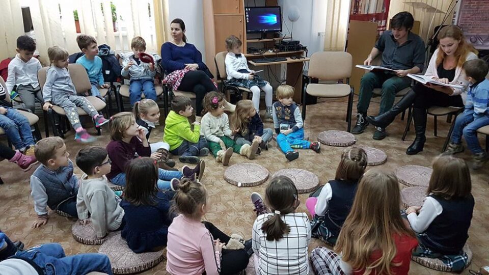 Călătorie în lumea poveștilor lui Petre Ispirescu, în interpretarea actorilor Clara Popadiuc și Răzvan Bănuț