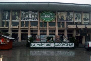 Fațada Casei de Cultură din Suceava a fost acoperită cu imagini pentru evocarea Unirii Bucovinei cu Țara