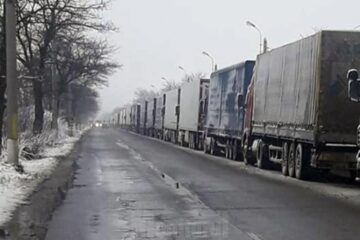 Luni seară, coada se întindea din vamă până în orașul Siret, adică pe aproximativ 3 kilometri