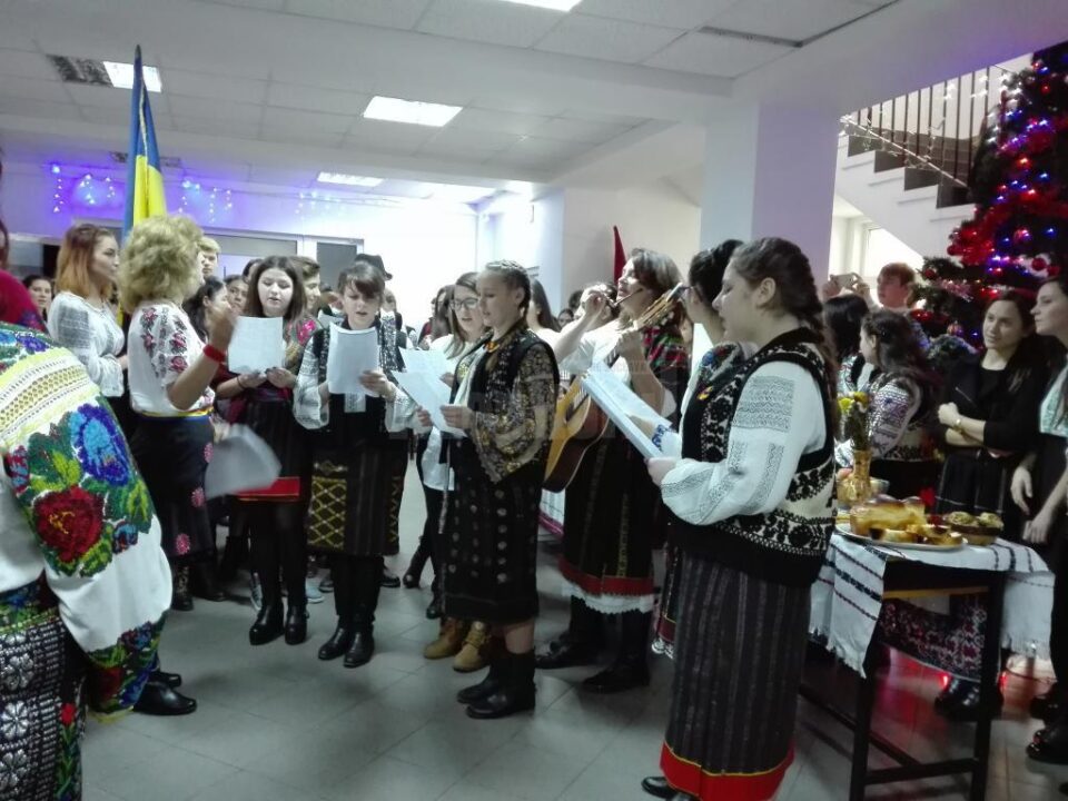 Elevii și profesorii Colegiului „Al. I. Cuza” au sărbătorit Ziua României