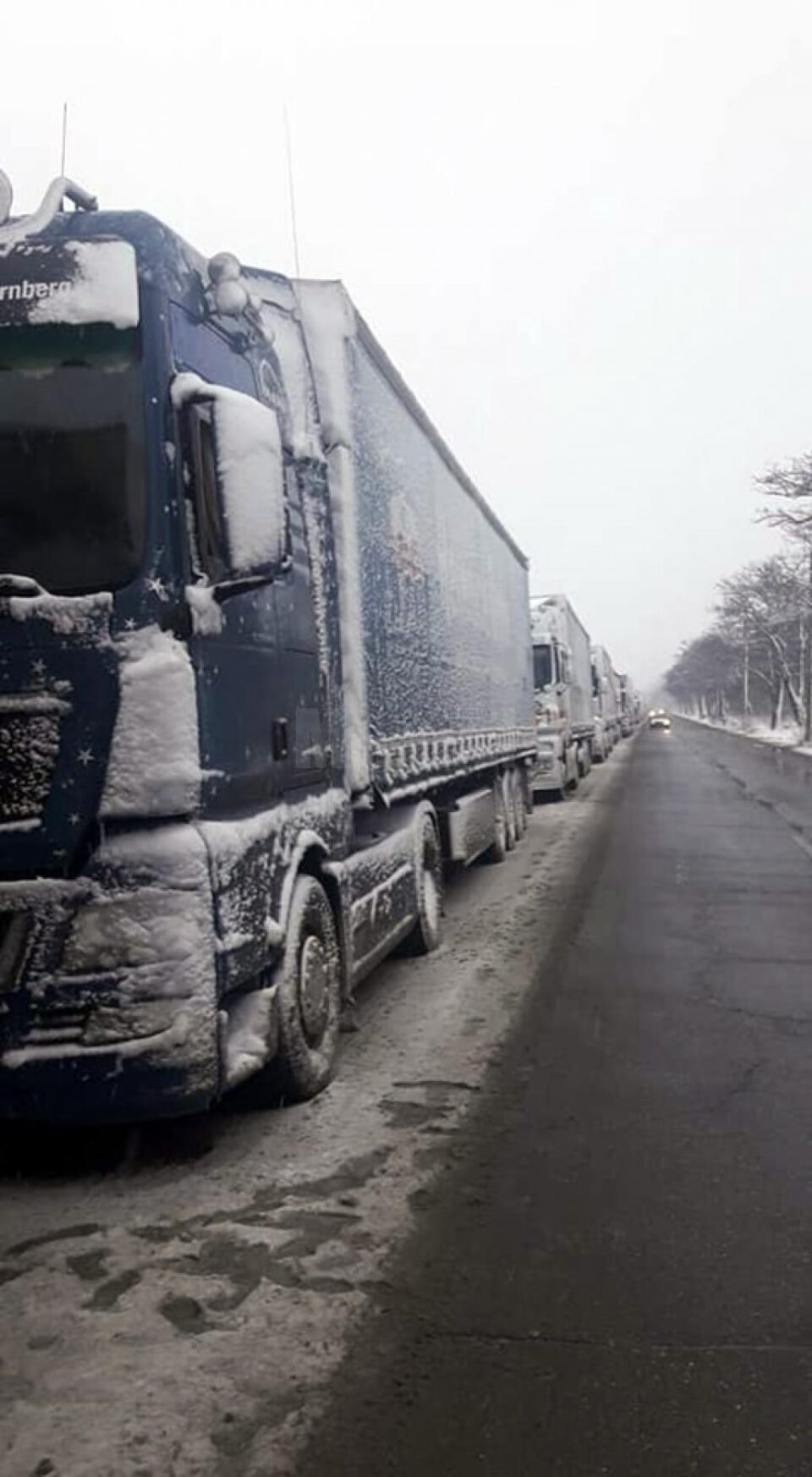 Cozi interminabile și ore de așteptare pentru tirurile care tranzitează Punctul de Trecere a Frontierei Siret