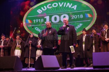 Feerie de lumini în centrul Sucevei, la aprinderea bradului și a cupolei luminoase