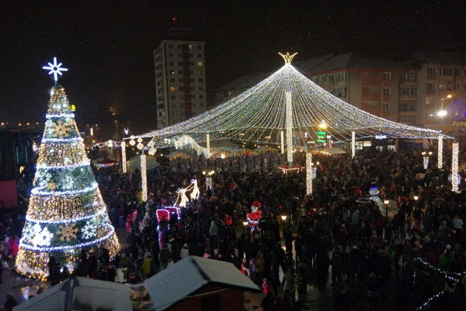 Feerie de lumini în centrul Sucevei, la aprinderea bradului și a cupolei luminoase
