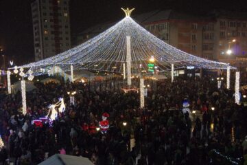 Feerie de lumini în centrul Sucevei, la aprinderea bradului și a cupolei luminoase