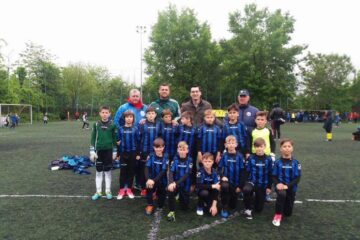 Trupa lui Andrei Ițco într-o fotografie alături de președintele FRF Răzvan Burleanu și de fostul mare internațional Gheorghiță Geolgău