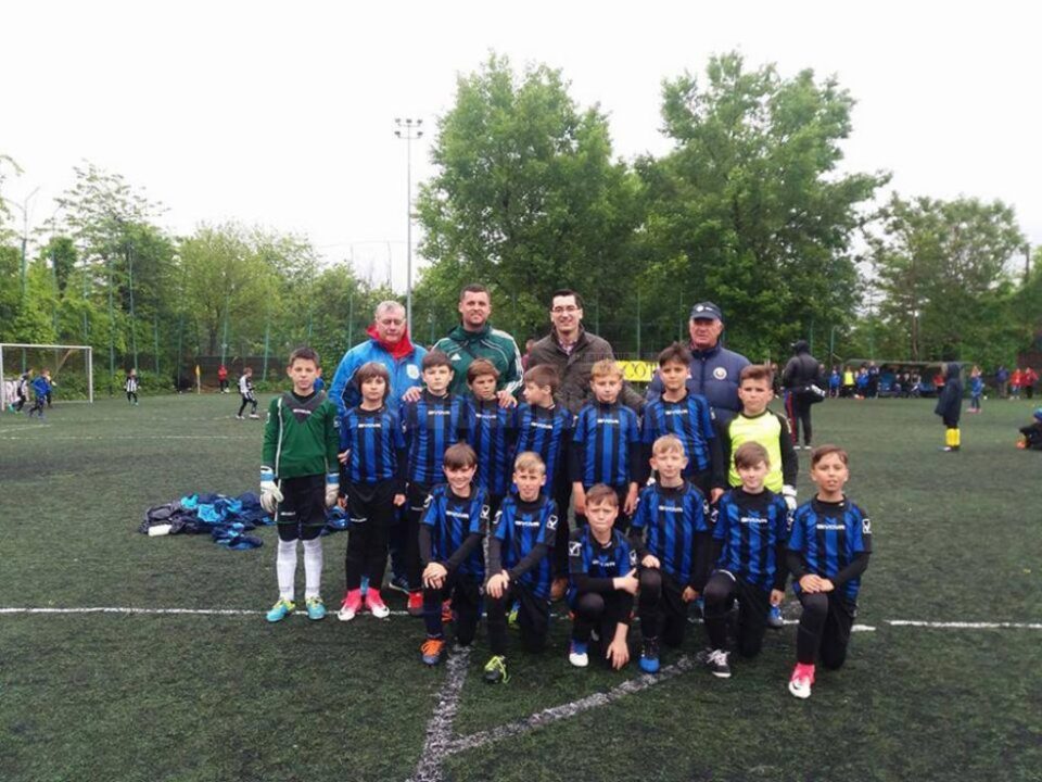 Trupa lui Andrei Ițco într-o fotografie alături de președintele FRF Răzvan Burleanu și de fostul mare internațional Gheorghiță Geolgău Trupa lui Andrei Ițco într-o fotografie alături de președintele FRF Răzvan Burleanu și de fostul mare internațional Gheorghiță Geolgău