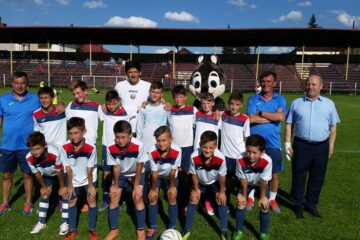 Micii fotbaliști de la Dorna Vatra Dornei, alături de fostul mare internațional Miodrag Belodedici