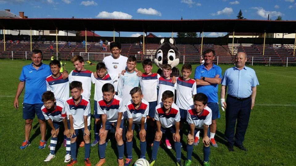 Micii fotbaliști de la Dorna Vatra Dornei, alături de fostul mare internațional Miodrag Belodedici Micii fotbaliști de la Dorna Vatra Dornei, alături de fostul mare internațional Miodrag Belodedici
