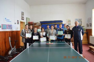 Profesorul Niculai Strugariu, alături de laureații turneului de tenis de la Pârteștii de Jos