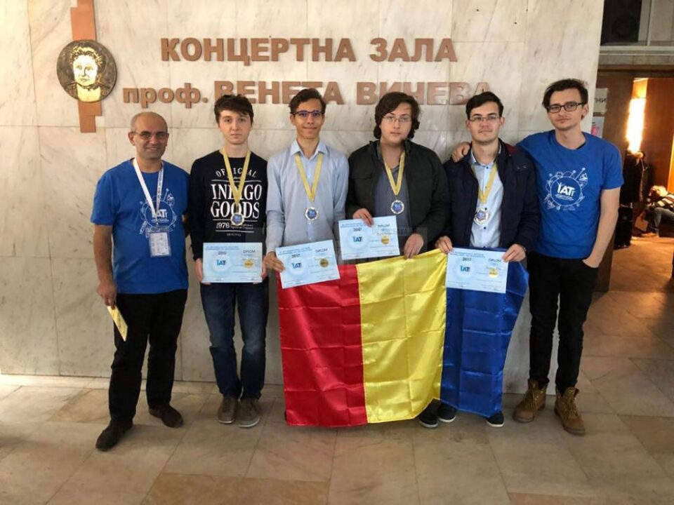 Lotul de seniori, alături de Lucian Bicsi (dreapta)