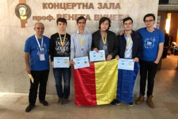 Lotul de seniori, alături de Lucian Bicsi (dreapta)