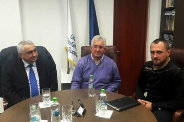Antrenorul Adrian Chiruț, alături de primarul Ion Lungu și rectorul USV Valentin Popa