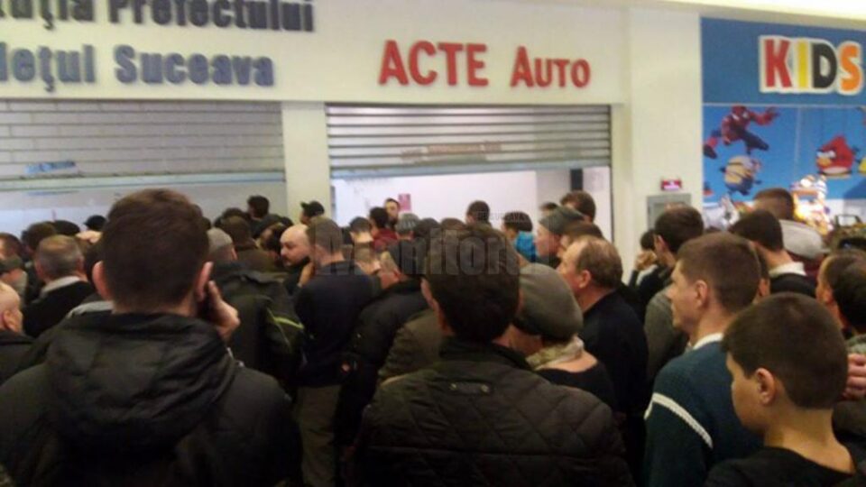 Cozile au fost mari la ghișee, în ultima zi dinaintea intrării în vigoare a noilor reguli de rezervare