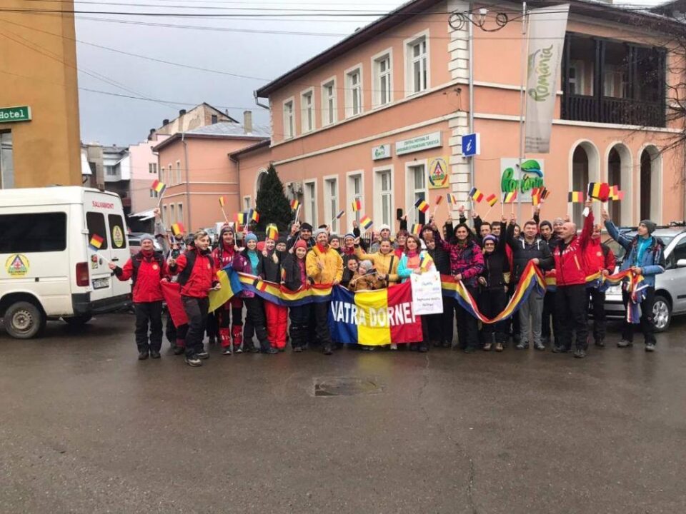 O parte dintre voluntarii și salvamontiștii care au plecat pe mai multe vârfuri, de la Vatra Dornei, pentru a arbora drapelul
