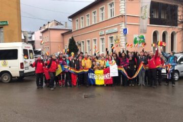 O parte dintre voluntarii și salvamontiștii care au plecat pe mai multe vârfuri, de la Vatra Dornei, pentru a arbora drapelul