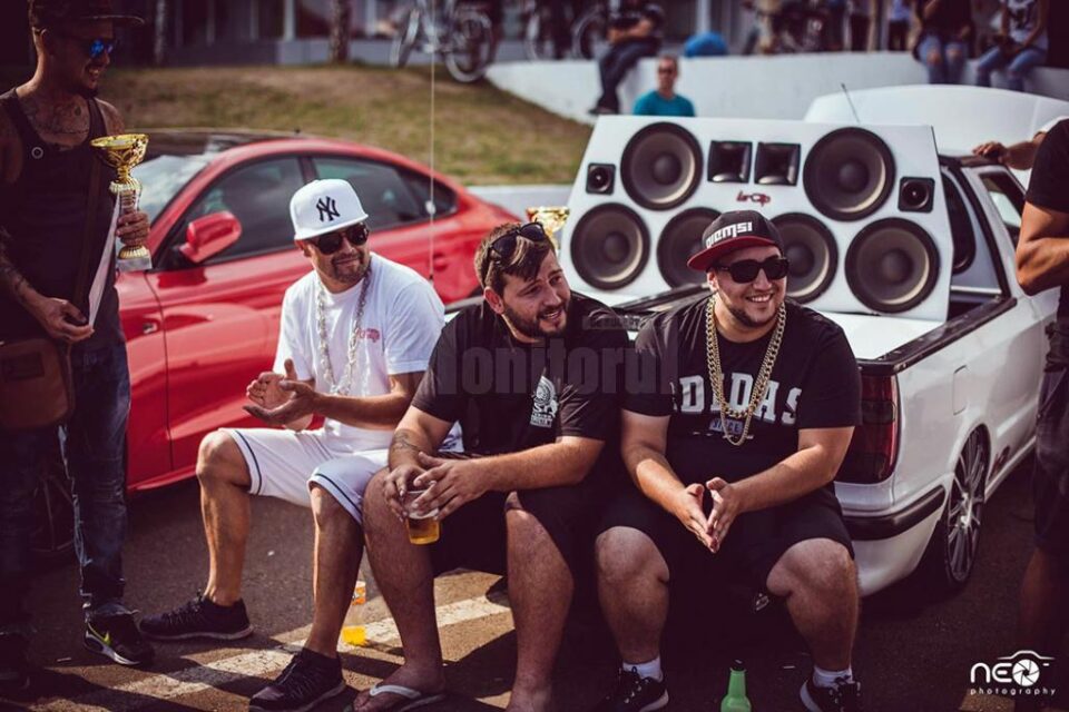 Un rapper originar din Rădăuți a creat Tricolorul din fumul anvelopelor într-un videoclip lansat de Ziua Națională