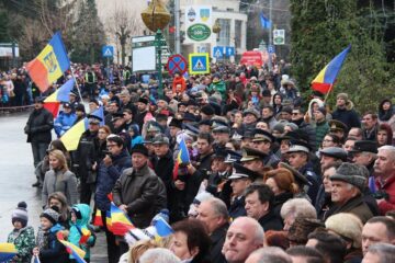 Mii de persoane au sărbătorit Ziua Națională a României în centrul Sucevei