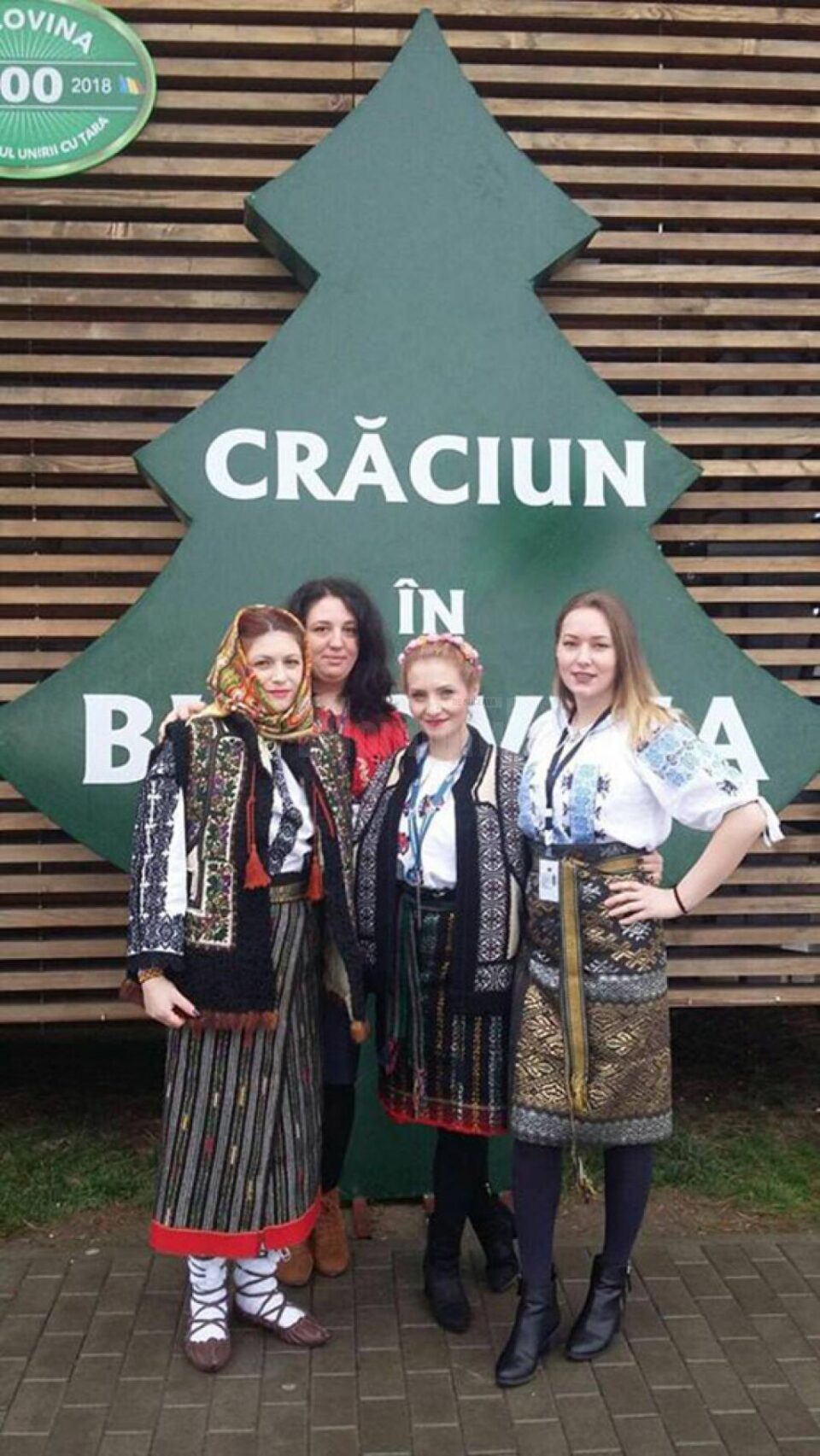 De Ziua Națională, angajatele Aeroportului Suceava și ale Romanian Airport Services au purtat costume populare pentru a-i întâmpina pe pasageri De Ziua Națională, angajatele Aeroportului Suceava și ale Romanian Airport Services au purtat costume populare pentru a-i întâmpina pe pasageri