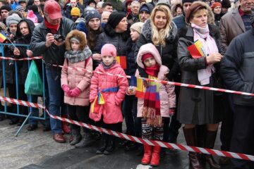 Mii de persoane au sărbătorit Ziua Națională a României în centrul Sucevei
